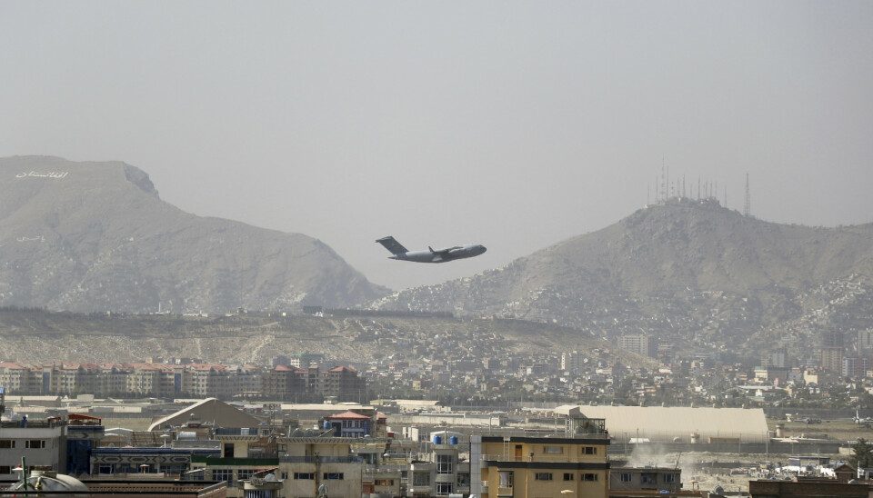 KABUL: Et miliærfly letter fra Hamid Karzai internasjonale lufthavn i Kabul. Rakettene som ble avfyrt mandag morgen skal ha vært rettet mot flyplassen.