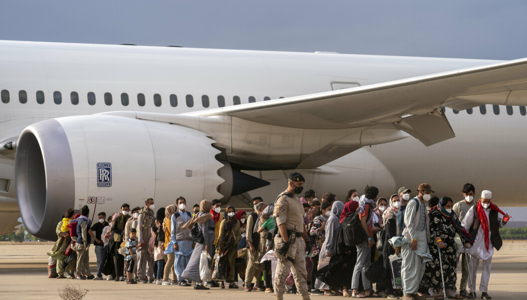 EVAKUERT: Afghanere går av flyet etter å ha landet på militærbasen Torrejon utenfor Madrid.