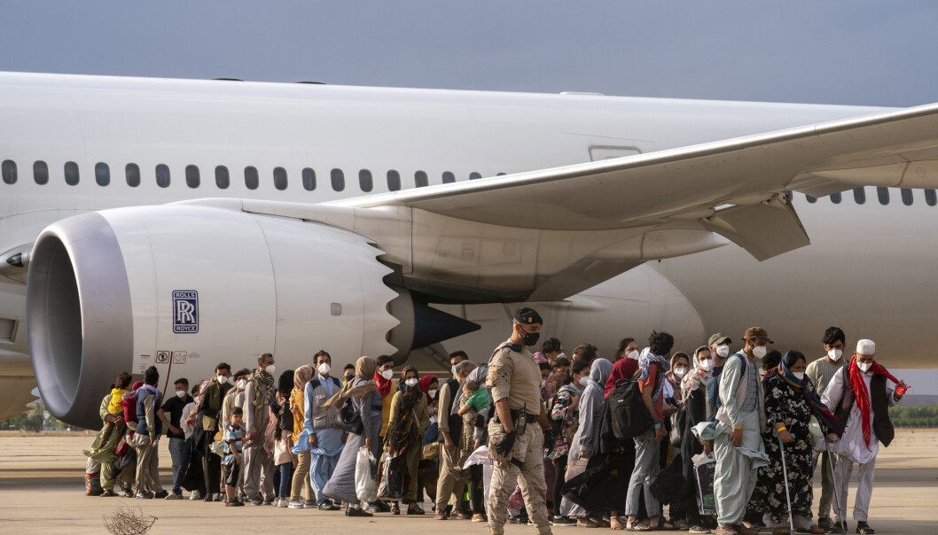 EVAKUERT: Afghanere går av flyet etter å ha landet på militærbasen Torrejon utenfor Madrid. EVAKUERT: Afghanere går av flyet etter å ha landet på militærbasen Torrejon utenfor Madrid.
