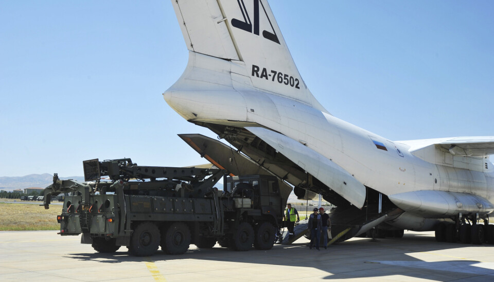 2019: Et russisk transportfly laster av deler av luftvernsystemet S-400, på Murted militære flyplass utenfor Ankara, Tyrkia. Nå vil Tyrkia kjøpe flere av disse, til tross for kritikken de har mottatt.