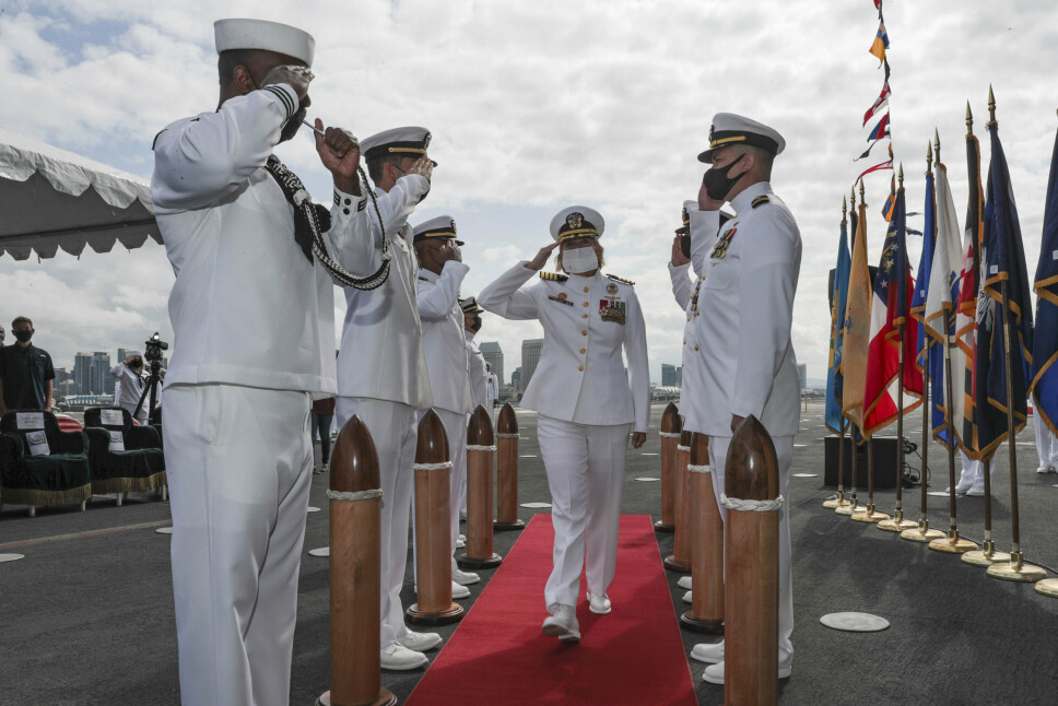 SJEFSSKIFTE: Kommandør Amy Bauernschmidt (midten) tar over kommandoen for hangarskipet USS Abraham Lincoln.