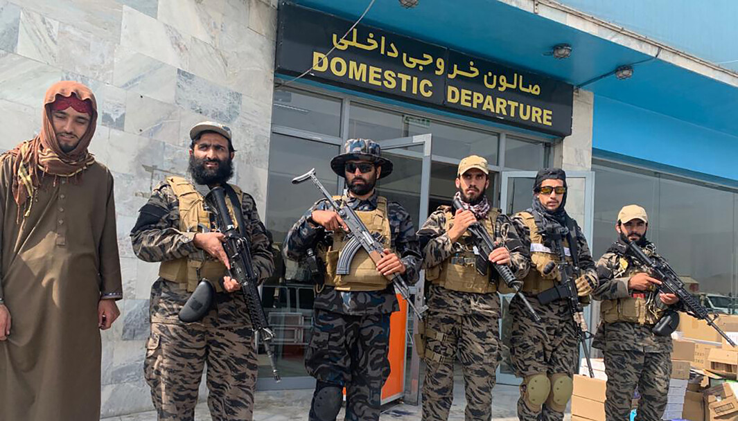 VED TERMINALEN: Taliban-krigere står vakt på Hamid Karzai internasjonale flyplass etter at de siste amerikanske soldatene forlot landet- etter 20 års krigføring. Bildet er datert 31. august. VED TERMINALEN: Taliban-krigere står vakt på Hamid Karzai internasjonale flyplass etter at de siste amerikanske soldatene forlot landet- etter 20 års krigføring. Bildet er datert 31. august.