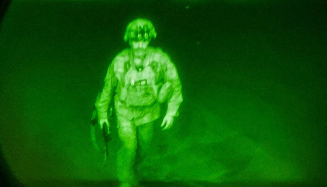 SISTEMANN: Her går den amerikanske generalen Chris Donahue om bord på flyet på Hamid Karzai internasjonale lufthavn, som den siste av de de amerikanske soldatene. SISTEMANN: Her går den amerikanske generalen Chris Donahue om bord på flyet på Hamid Karzai internasjonale lufthavn, som den siste av de de amerikanske soldatene.