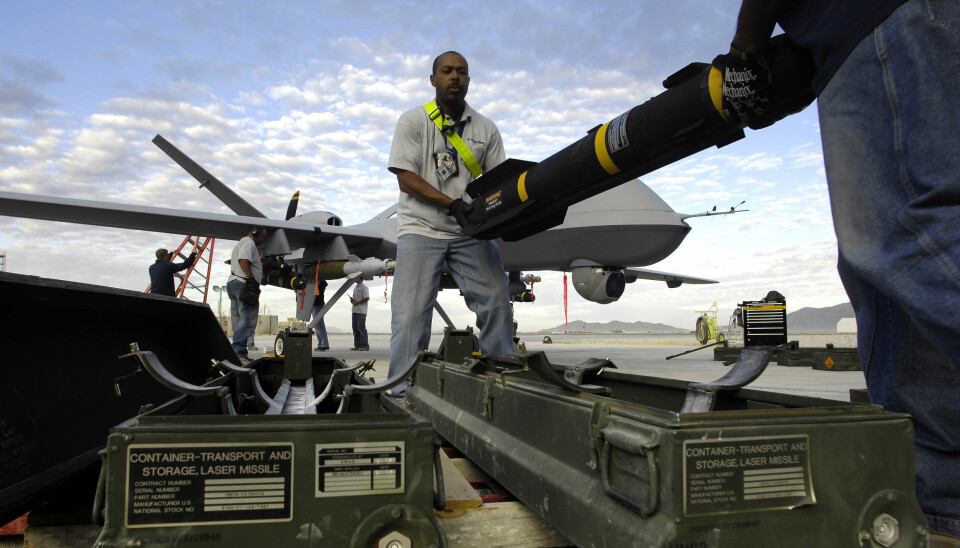 HELLFIRE: Et Hellfire-missil lastes på en MQ-9 Reaper drone i Afghanistan i 2007.
