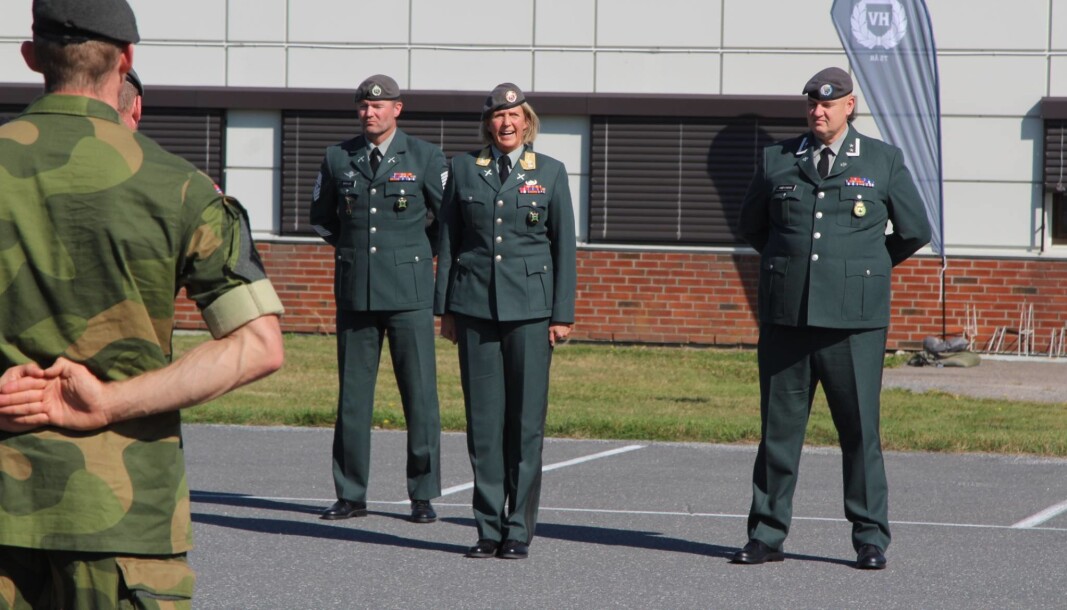 SJEFSSKIFTE: Oberstløytnant Remi Høyning (til høyre) blir ny sjef i HV-01. I midten står sjef Heimevernet, generalmajor Elisabeth Michelsen. SJEFSSKIFTE: Oberstløytnant Remi Høyning (til høyre) blir ny sjef i HV-01. I midten står sjef Heimevernet, generalmajor Elisabeth Michelsen.