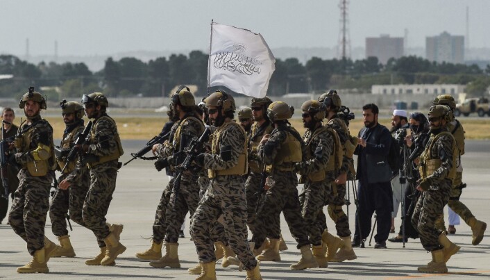 MARKERER: Soldater fra Taliban Badri spesialstyrker markerer at de har tatt kontroll over flyplassen i Kabul. Bildet er fra 31. august. MARKERER: Soldater fra Taliban Badri spesialstyrker markerer at de har tatt kontroll over flyplassen i Kabul. Bildet er fra 31. august.
