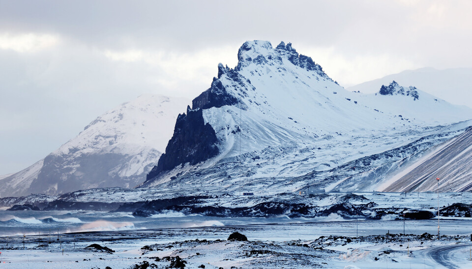 OLINKINBYEN: Midt i bildet ser du bosetningen på Jan Mayen. Her bor og jobber Forsvarets og Meteorologisk Institutts ansatte. OLINKINBYEN: Midt i bildet ser du bosetningen på Jan Mayen. Her bor og jobber Forsvarets og Meteorologisk Institutts ansatte.