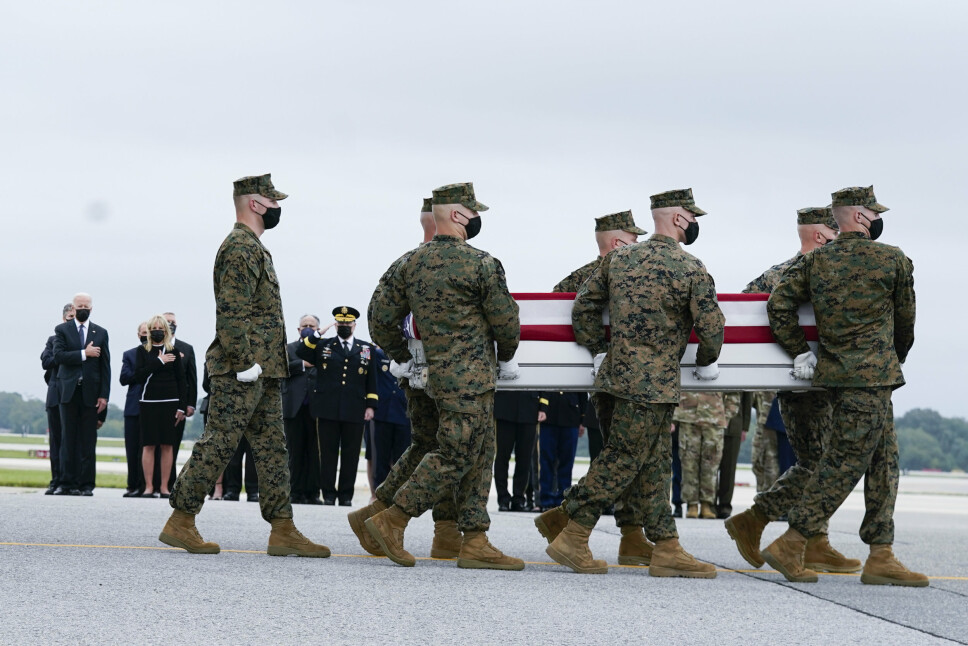 MENNESKELIV: Krigen i Afghanistan har kostet mange penger og mange menneskeliv. Soldatene på bildet bærer kisten til en av amerikanerne som ble drept i selvmordsangrepet ved flyplassen i Kabul i forrige uke. I bakgrunnen står president Joe Biden og hans kone Jill.