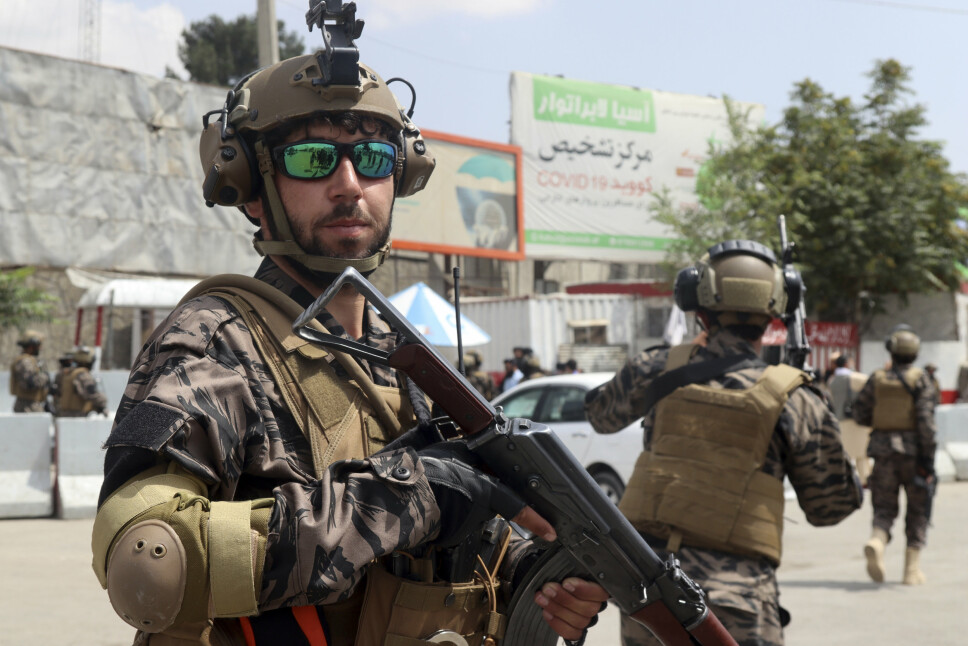 TALIBAN: En Taliban-soldat på flyplassen i Kabul tirsdag, etter at de siste amerikanske soldatene hadde reist fra byen. En del av våpnene som USA overlot til de afghanske regjeringsstyrkene, er nå overtatt av Taliban. Amerikanerne valgte å ødelegge luftfartøyer og våpen for store verdier før de forlot Afghanistan. B
