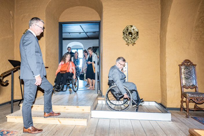FORNØYD: Cato Lie (t.h.) er godt fornøyd med de nye løsningene på Akershus slott. Her kommer han seg lett ned ved hjelp av de nye installasjonene. FORNØYD: Cato Lie (t.h.) er godt fornøyd med de nye løsningene på Akershus slott. Her kommer han seg lett ned ved hjelp av de nye installasjonene.