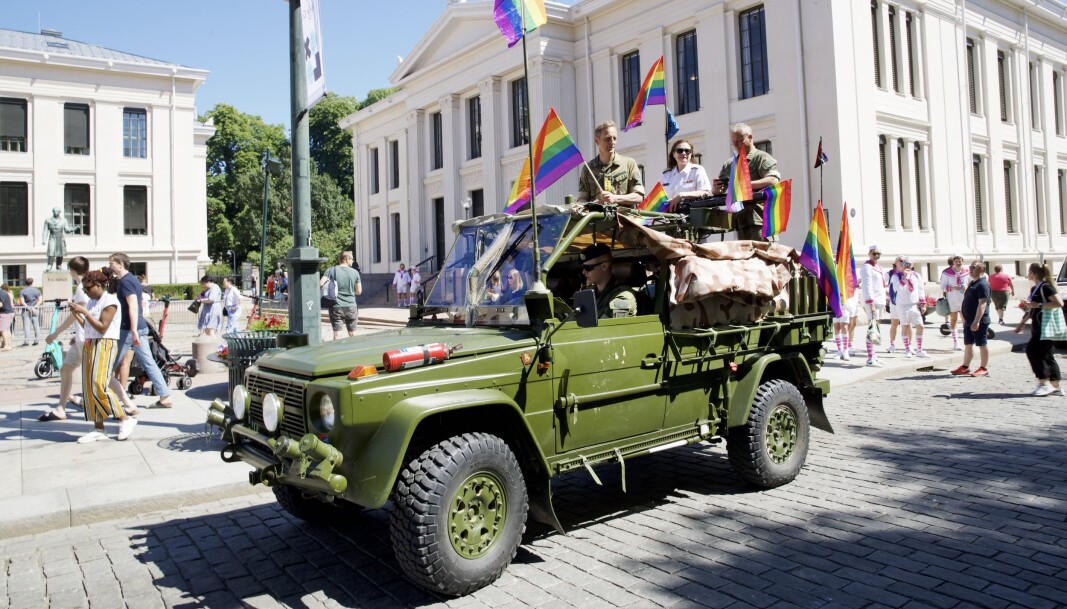 PARADE: Forsvarssjef Eirik Kristoffersen, sjef for Forsvarsstaben Elisabeth Natvig og kommunikasjonssjef Eystein Kvarving under Prideparaden i Oslo 2021. PARADE: Forsvarssjef Eirik Kristoffersen, sjef for Forsvarsstaben Elisabeth Natvig og kommunikasjonssjef Eystein Kvarving under Prideparaden i Oslo 2021.