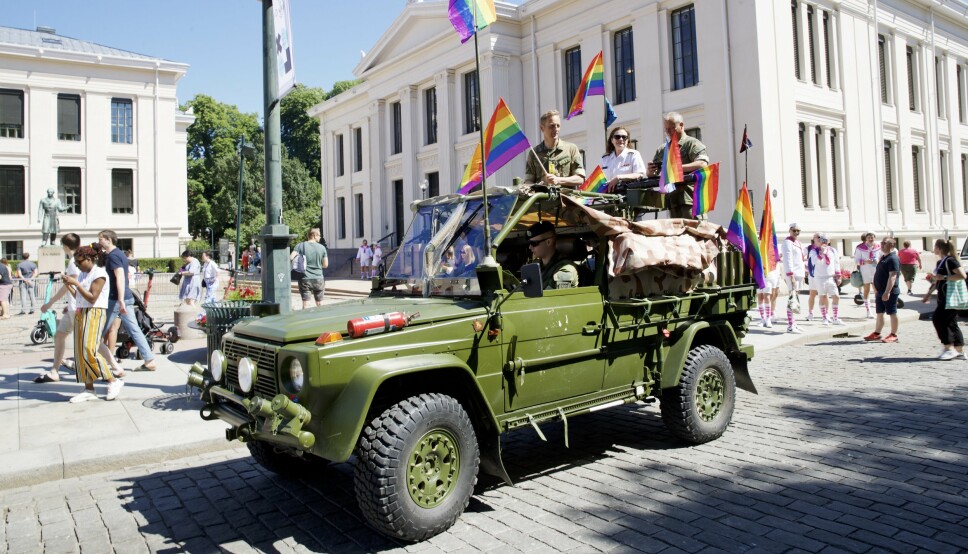 PARADE: Forsvarssjef Eirik Kristoffersen, sjef for Forsvarsstaben Elisabeth Natvig og kommunikasjonssjef Eystein Kvarving under Prideparaden i Oslo 2021.