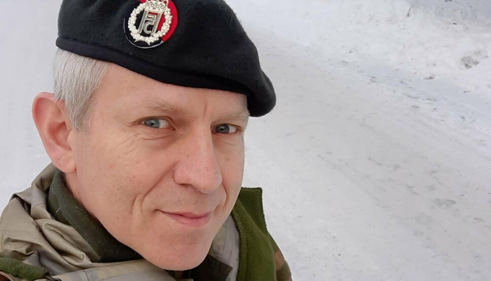 PIFFI-KRYDRET: Oberstløytnant Gunnar Gabrielsen har gjort et grundig stykke skredderarbeid med uniformen.