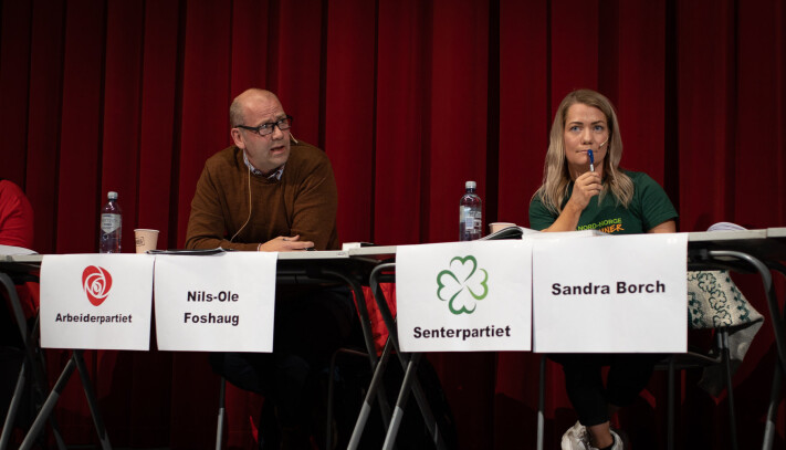 ÅPNER LOMMEBOKA: Nils-Ole Foshaug (Ap) og Sandra Borch (Sp) er begge enige om at de vil bruke mer penger på Forsvar og ha en særlig satsing på Hæren. ÅPNER LOMMEBOKA: Nils-Ole Foshaug (Ap) og Sandra Borch (Sp) er begge enige om at de vil bruke mer penger på Forsvar og ha en særlig satsing på Hæren.