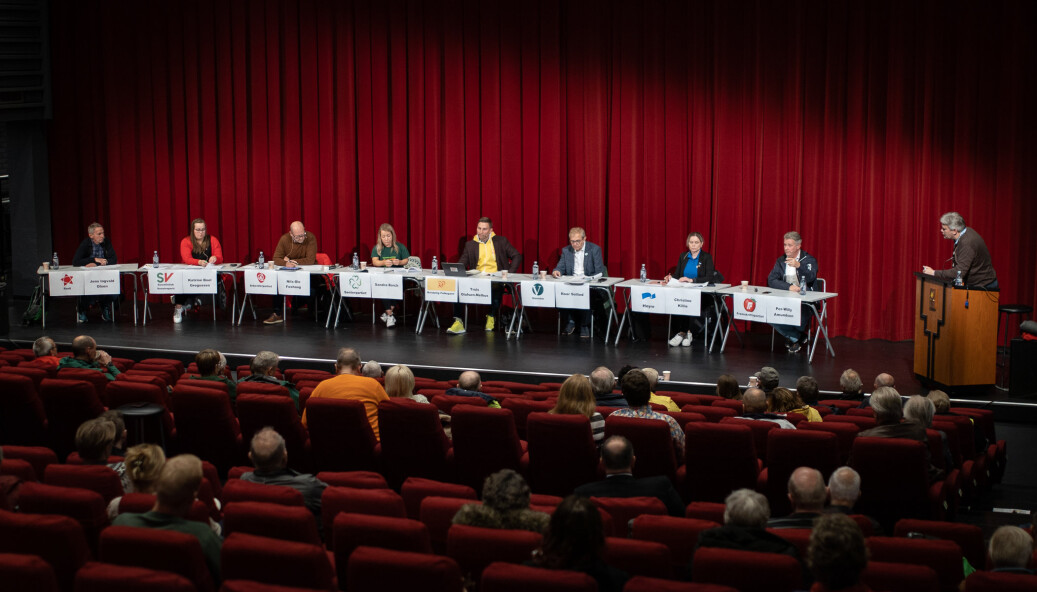I DEBATT: Stortingspartipolitikere i forsvarspolitisk debatt fredag 3. september i Bardufoss. Fra venstre: Jens Ingvald Olsen (R), Katrine Boel Gregussen (SV), Nils-Ole Foshaug (Ap), Sandra Borch (Sp), Truls Olufsen-Mehus (KrF), Roar Sollied (V), Christine Killie (H) og Per Willy Amundsen (FrP). Moderert av Nordlys-redaktør Skjalg Fjellheim. I DEBATT: Stortingspartipolitikere i forsvarspolitisk debatt fredag 3. september i Bardufoss. Fra venstre: Jens Ingvald Olsen (R), Katrine Boel Gregussen (SV), Nils-Ole Foshaug (Ap), Sandra Borch (Sp), Truls Olufsen-Mehus (KrF), Roar Sollied (V), Christine Killie (H) og Per Willy Amundsen (FrP). Moderert av Nordlys-redaktør Skjalg Fjellheim.