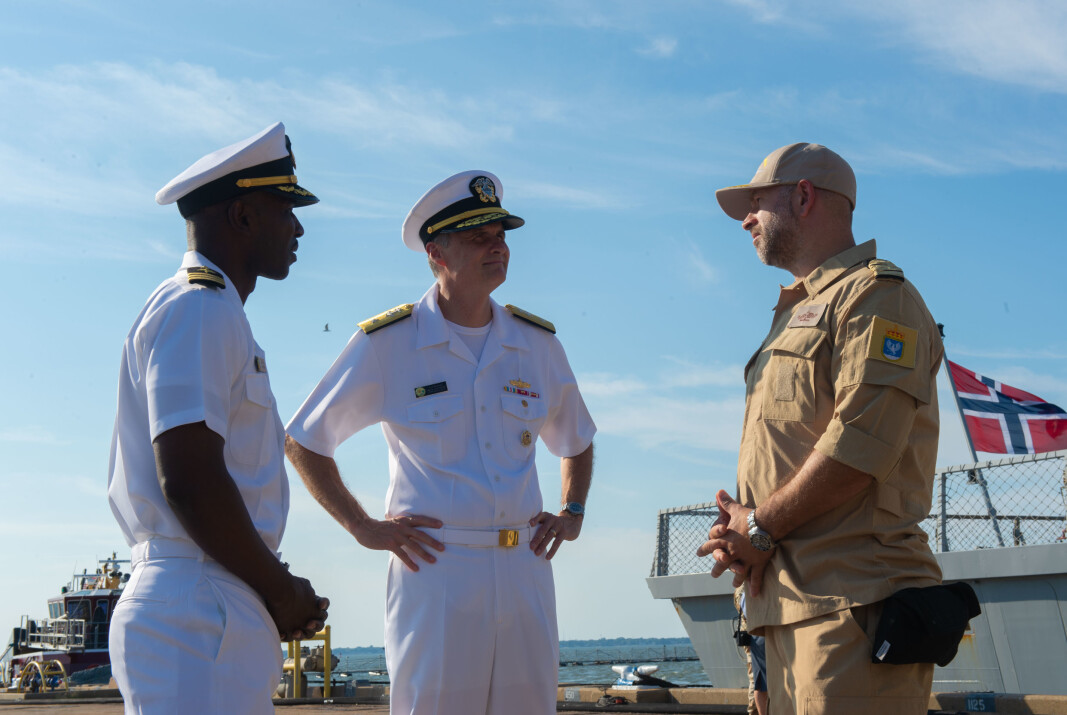 VELKOMST: Kontreadmiral Curt Renshaw (i midten), sjef for CSG-8, hilser skipssjef ved KNM Fridtjof Nansen, Ruben Grepne-Takle (t.h), velkommen til Naval Station Norfolk i Virginia. VELKOMST: Kontreadmiral Curt Renshaw (i midten), sjef for CSG-8, hilser skipssjef ved KNM Fridtjof Nansen, Ruben Grepne-Takle (t.h), velkommen til Naval Station Norfolk i Virginia.