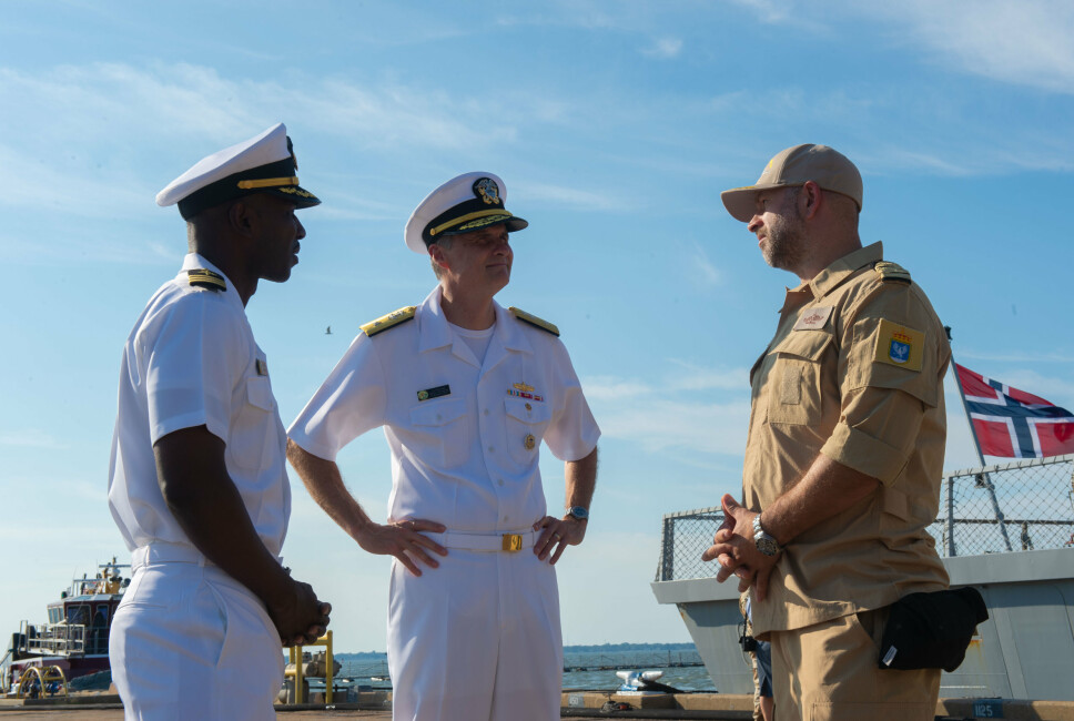 VELKOMST: Kontreadmiral Curt Renshaw (i midten), sjef for CSG-8, hilser skipssjef ved KNM Fridtjof Nansen, Ruben Grepne-Takle (t.h), velkommen til Naval Station Norfolk i Virginia.