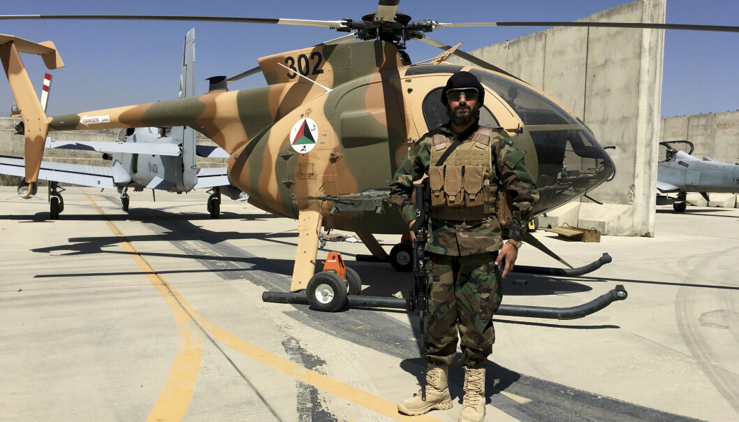 KABUL: Et Taliban-kriger står foran et afghansk militærhelikopter i Kabul. Nylig viste gruppen også frem en ødelagt CIA-base.