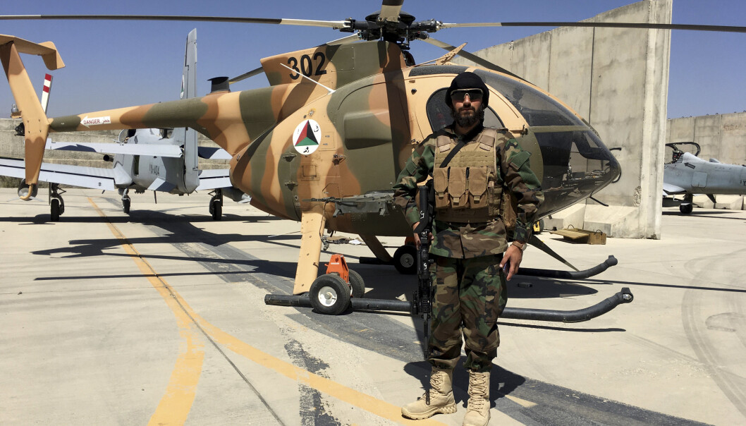 KABUL: Et Taliban-kriger står foran et afghansk militærhelikopter i Kabul. Nylig viste gruppen også frem en ødelagt CIA-base. KABUL: Et Taliban-kriger står foran et afghansk militærhelikopter i Kabul. Nylig viste gruppen også frem en ødelagt CIA-base.
