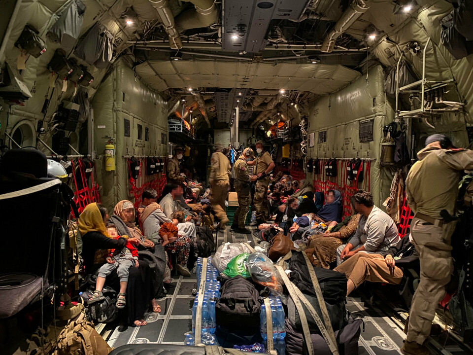 UTMATTET: Afghanere som blir evakuert ut av Afghanistan i Forsvarets Hercules.