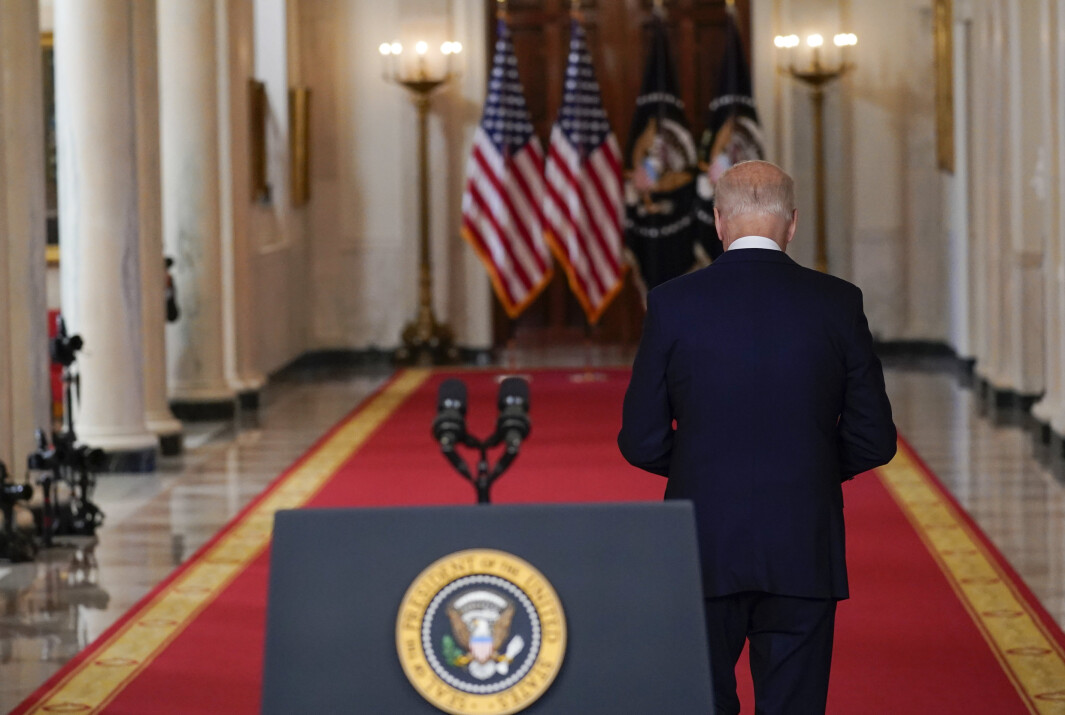 USAs president Joe Biden på vei vekk fra podiet etter å ha holdt en tale om slutten på den 20 år lange krigen i Afghanistan 31. august. USAs president Joe Biden på vei vekk fra podiet etter å ha holdt en tale om slutten på den 20 år lange krigen i Afghanistan 31. august.