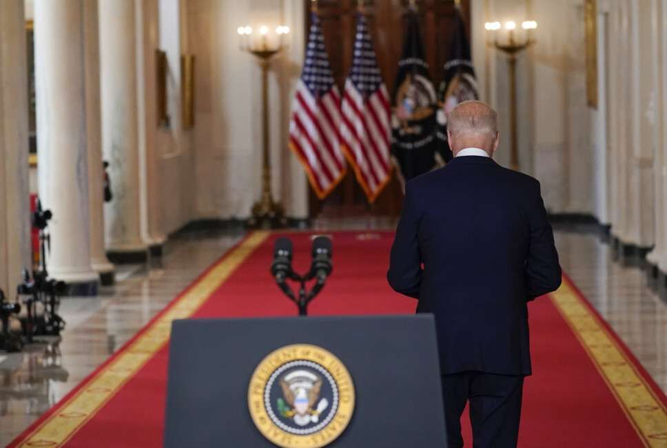 USAs president Joe Biden på vei vekk fra podiet etter å ha holdt en tale om slutten på den 20 år lange krigen i Afghanistan 31. august.