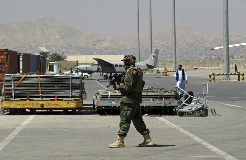 HOLDER VAKT: En Taliban-soldat holder vakt på rullebanen på flyplassen i Kabul.