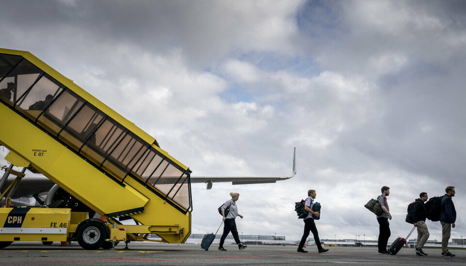 SISTE FLY: Passasjerer går av det siste flyet fra evakueringen fra Afghanistan, på Kjøbenhavn lufthavn Kastrup.