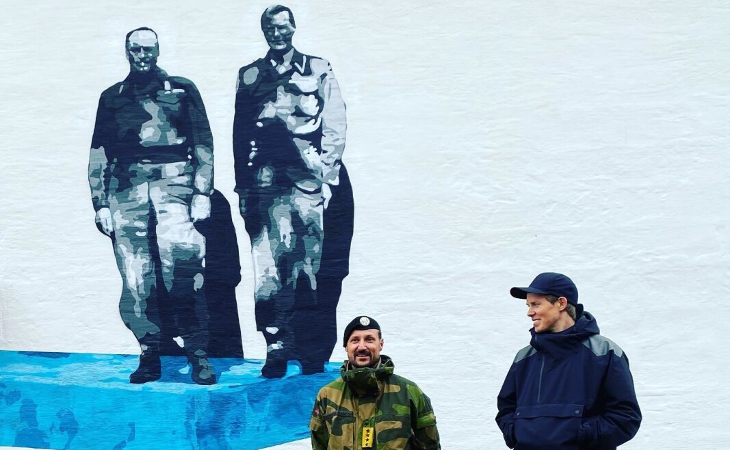 DA OG NÅ: Kronpris Haakon og kunstner Lasse Brurock foran sistnevntes motiv av daværende kronprins Olav sammen med oberst A. D. Dahl i Porsangermoen militærleir i 1945. DA OG NÅ: Kronpris Haakon og kunstner Lasse Brurock foran sistnevntes motiv av daværende kronprins Olav sammen med oberst A. D. Dahl i Porsangermoen militærleir i 1945.