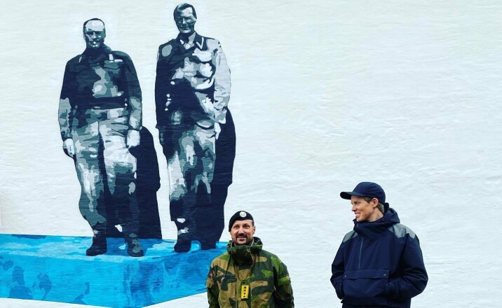 DA OG NÅ: Kronpris Haakon og kunstner Lasse Brurock foran sistnevntes motiv av daværende kronprins Olav sammen med oberst A. D. Dahl i Porsangermoen militærleir i 1945.