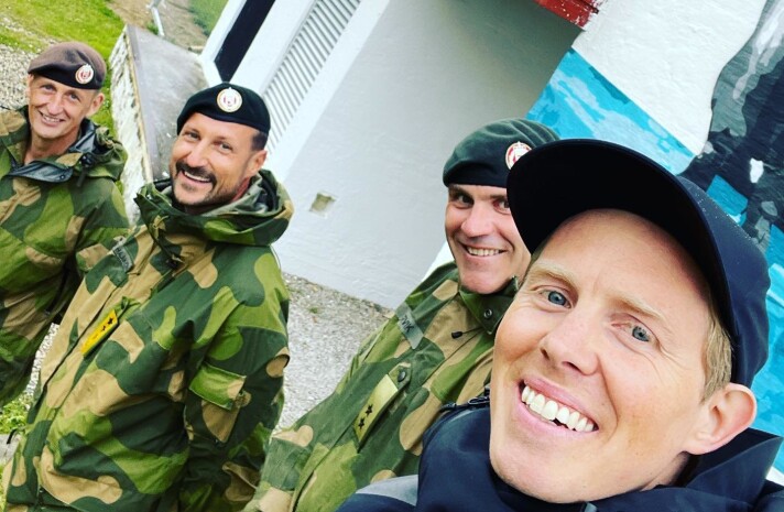 GJENGEN: Kunstner Lasse Brurock (t.h), sammen med hærsjef Lars Lervik, kronprins Haakon og forsvarssjef Eirik Kristoffersen (t.v). GJENGEN: Kunstner Lasse Brurock (t.h), sammen med hærsjef Lars Lervik, kronprins Haakon og forsvarssjef Eirik Kristoffersen (t.v).