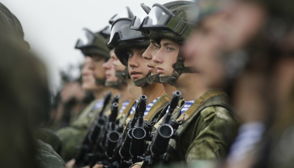 SOLDATER: Russiske soldater deltar i en parade under øvelse Zapad-2017. Syv land deltar i årets øvelse.