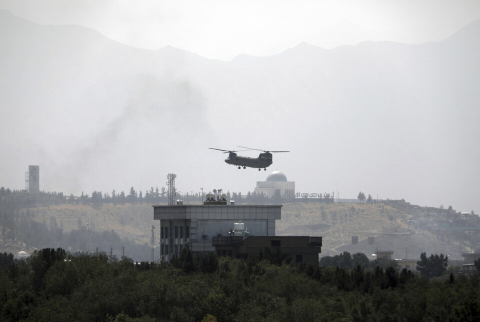 KABUL: Et amerikansk helikopter flyr over den amerikanske ambassaden i Kabul. Pilotene som er anholdt i Tajikistan skal være trent opp av det amerikanske forsvaret.