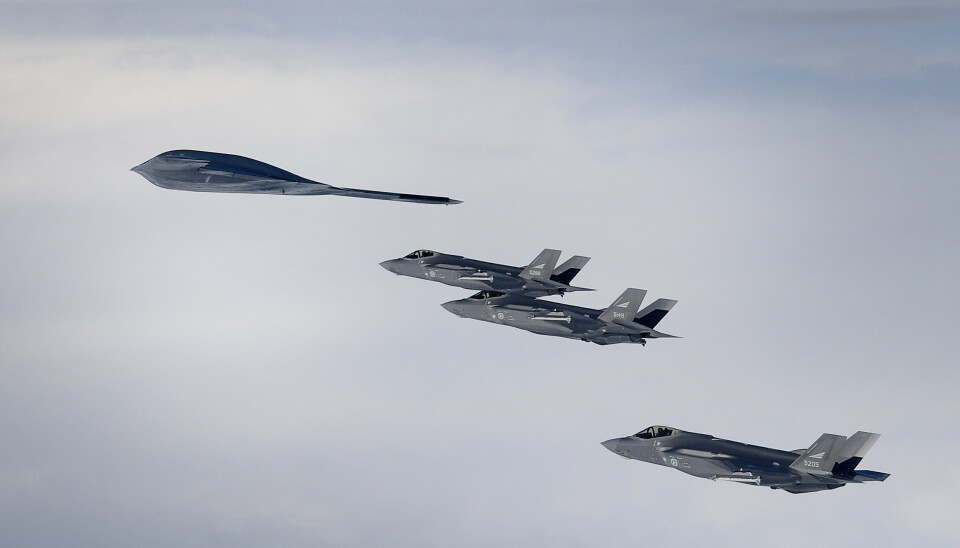 BOMBEFLY:Norske F-35 kampfly trener med B-2 bombefly i luftrommet ovenfor Keflavik i 2020.