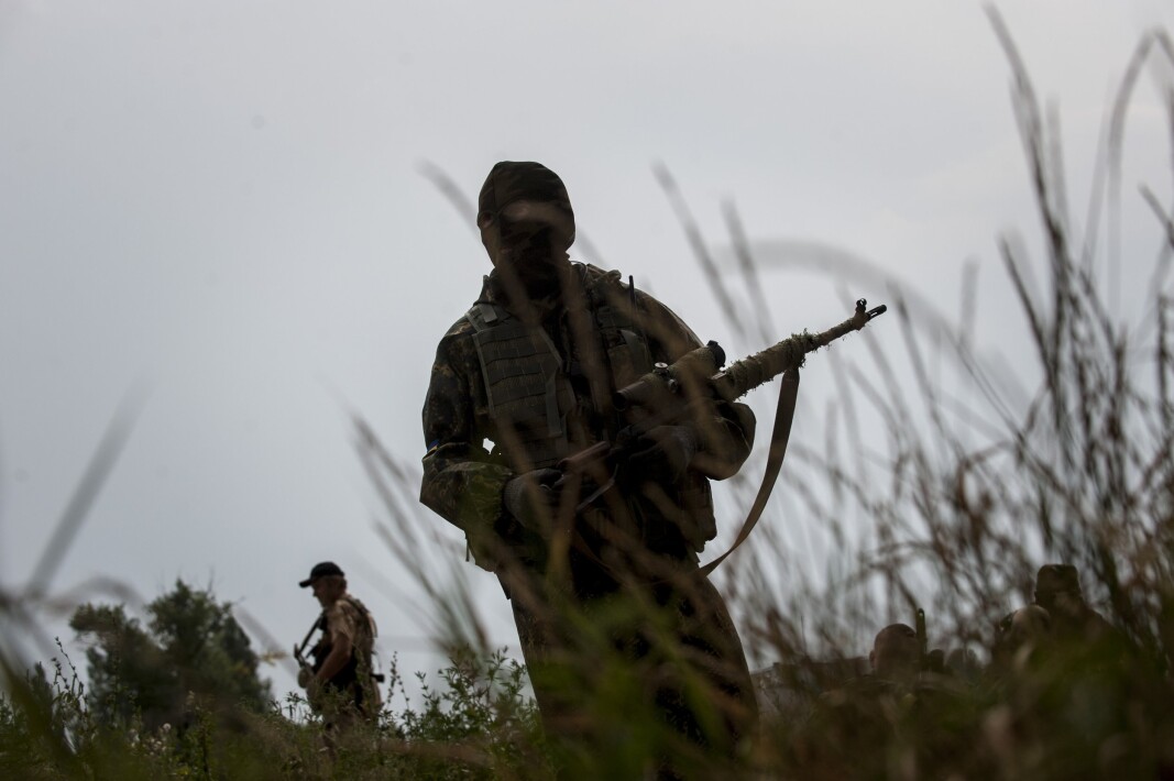 REGJERINGSSOLDAT: Ukrainsk regjeringssoldat i nærheten av Donetsk i øst-Ukraina. REGJERINGSSOLDAT: Ukrainsk regjeringssoldat i nærheten av Donetsk i øst-Ukraina.