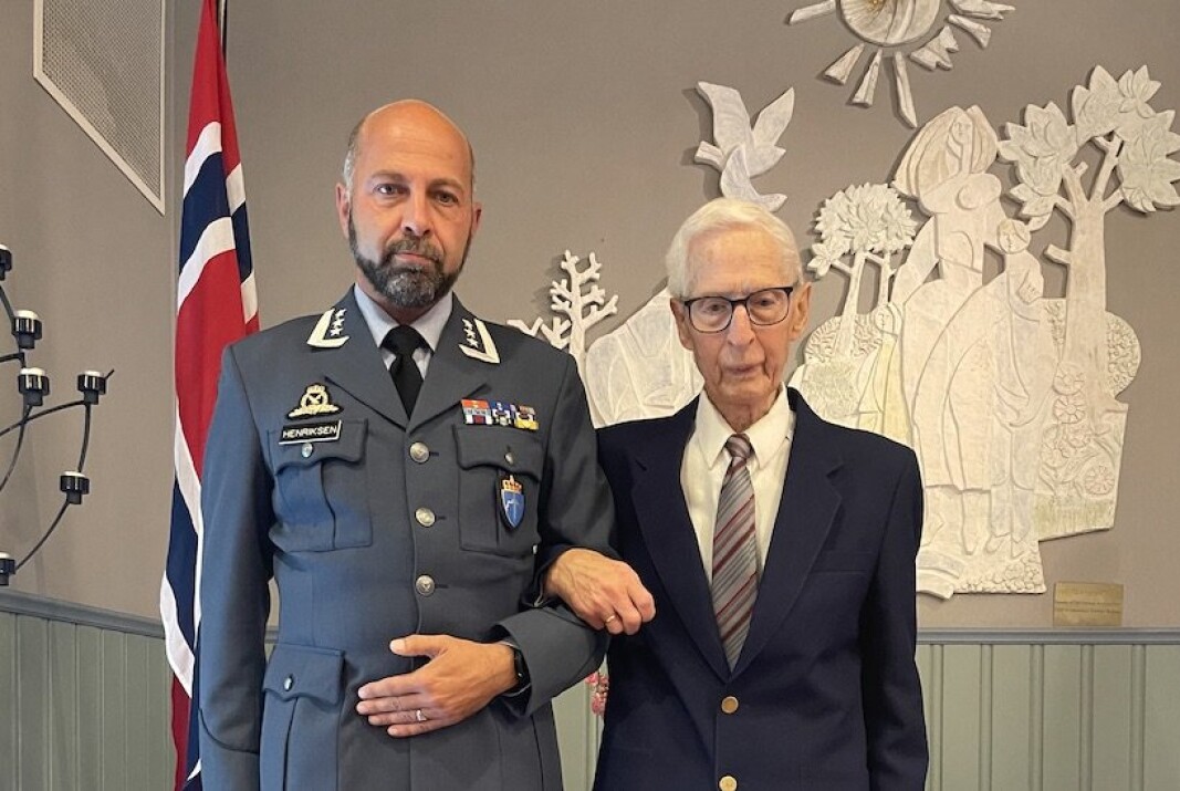 PÅ MARKERING: Veteraninspektør Morten Henriksen og veteran Einar Eskedal under fredagens seremoni. PÅ MARKERING: Veteraninspektør Morten Henriksen og veteran Einar Eskedal under fredagens seremoni.