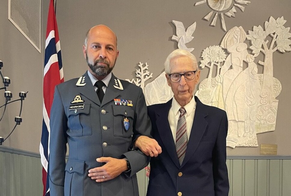 PÅ MARKERING: Veteraninspektør Morten Henriksen og veteran Einar Eskedal under fredagens seremoni.