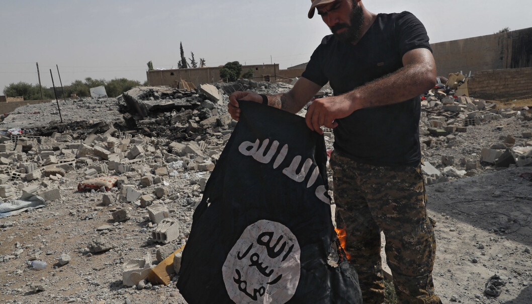TERROR: Krigen mot terror ble ikke vunnet, skriver Anders Romarheim. Her ser vi en kriger i som brenner et IS-flagg i Syria i 2017. TERROR: Krigen mot terror ble ikke vunnet, skriver Anders Romarheim. Her ser vi en kriger i som brenner et IS-flagg i Syria i 2017.