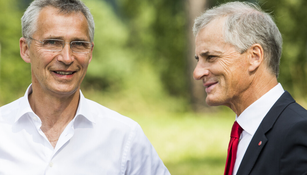 LEDER: Jens Stoltenberg gratulerer Ap-leder Jonas Gahr Støre med valgseieren. Støre var både helseminister og utenriksminister i Stoltenbergs regjeringsperiode. Nå skal Støre selv styre landet. LEDER: Jens Stoltenberg gratulerer Ap-leder Jonas Gahr Støre med valgseieren. Støre var både helseminister og utenriksminister i Stoltenbergs regjeringsperiode. Nå skal Støre selv styre landet.