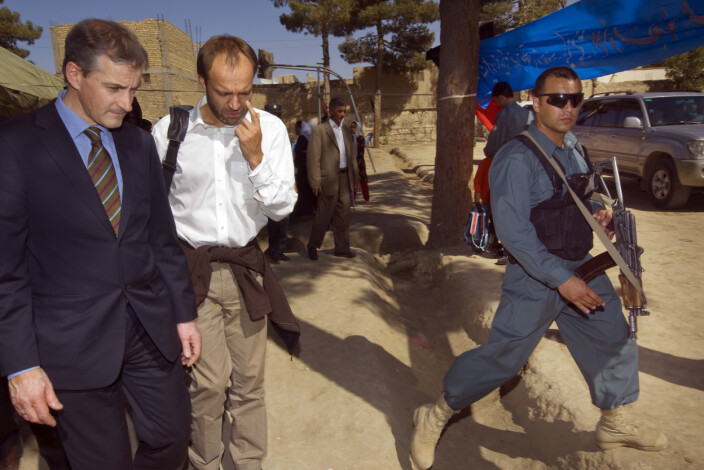 DIPLOMAT: Daværende utenriksminister Jonas Gahr Støre og daværende avdelingsdirektør i UD, Torgeir Larsen, under et besøk i Afghanistan i 2008. DIPLOMAT: Daværende utenriksminister Jonas Gahr Støre og daværende avdelingsdirektør i UD, Torgeir Larsen, under et besøk i Afghanistan i 2008.