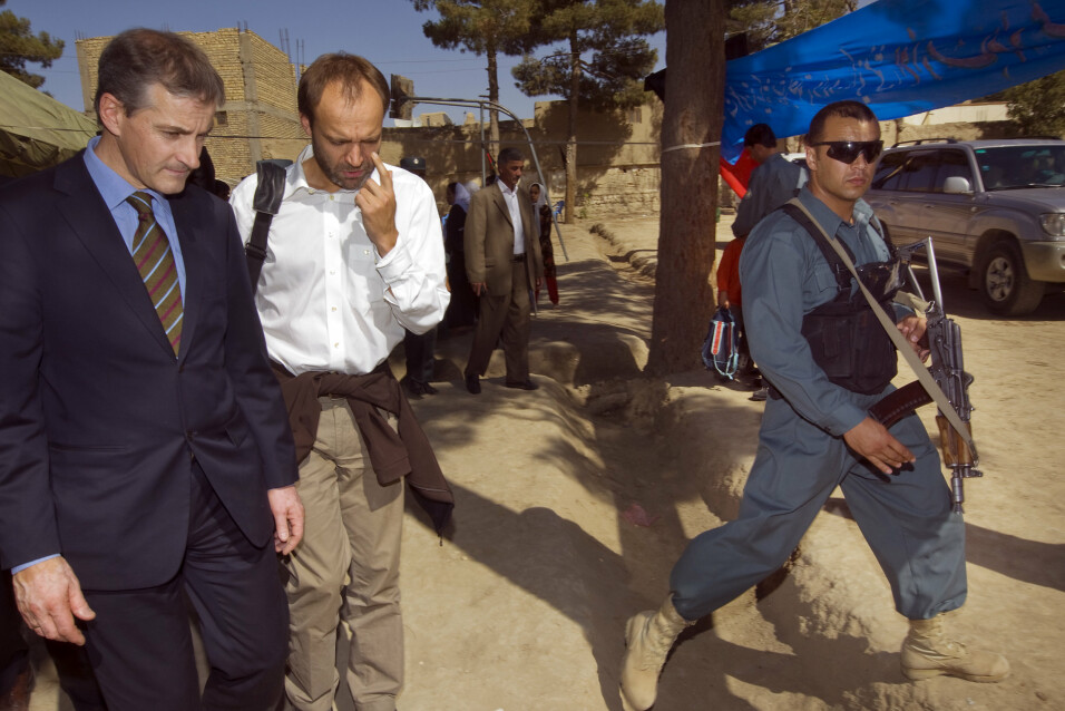DIPLOMAT: Daværende utenriksminister Jonas Gahr Støre og daværende avdelingsdirektør i UD, Torgeir Larsen, under et besøk i Afghanistan i 2008.