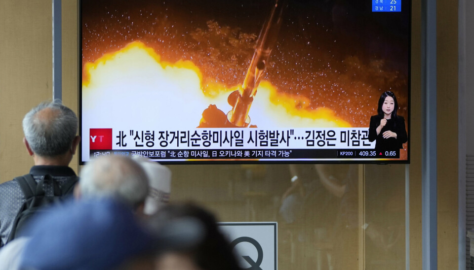 TEST: En TV-skjerm i Sør-Koreas hovedstad Seoul viser bilder fra mandagens rakettest i Nord-Korea. Onsdag meldes det av Nord-Korea igjen har prøvet ut sine rakettvåpen.