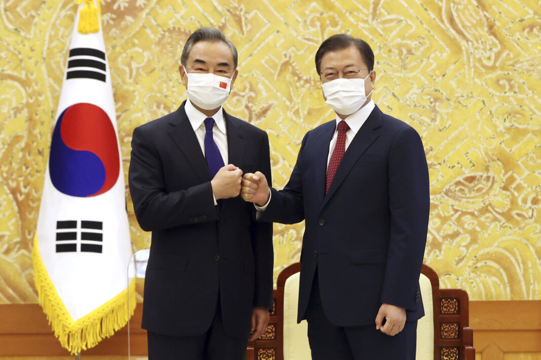 MØTE: Kinas utenriksminister Wang Yi (t.v.) møtte onsdag Sør-Koreas president Moon Jae-in i presidentpalasset i Seoul. Analytikere mener at det ikke er tilfeldig at Nord-Korea har testet nye raketter samtidig med det diplomatiske møtet. MØTE: Kinas utenriksminister Wang Yi (t.v.) møtte onsdag Sør-Koreas president Moon Jae-in i presidentpalasset i Seoul. Analytikere mener at det ikke er tilfeldig at Nord-Korea har testet nye raketter samtidig med det diplomatiske møtet.