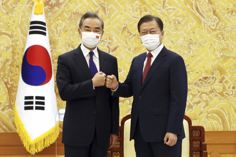 MØTE: Kinas utenriksminister Wang Yi (t.v.) møtte onsdag Sør-Koreas president Moon Jae-in i presidentpalasset i Seoul. Analytikere mener at det ikke er tilfeldig at Nord-Korea har testet nye raketter samtidig med det diplomatiske møtet.