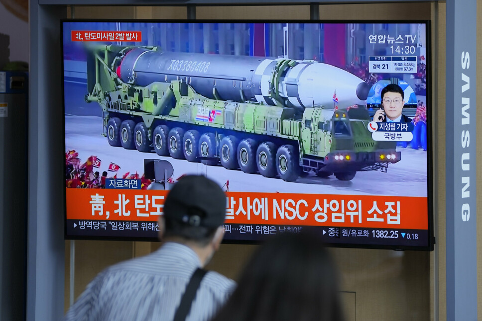 MISSIL: TV-bilder viser en enorm rakett som blir fraktet av et militært kjøretøy i Nord-Korea.