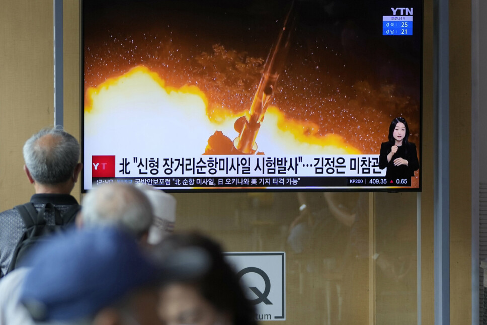 TEST: Det fryktes at det er et våpenkappløp på gang mellom Nord-Korea og Sør-Korea etter at de to landene helt samtidig har testet ut nye raketter. Her TV-bilder fra sørkoreansk TV av en rakettest i Nord-Korea mandag.