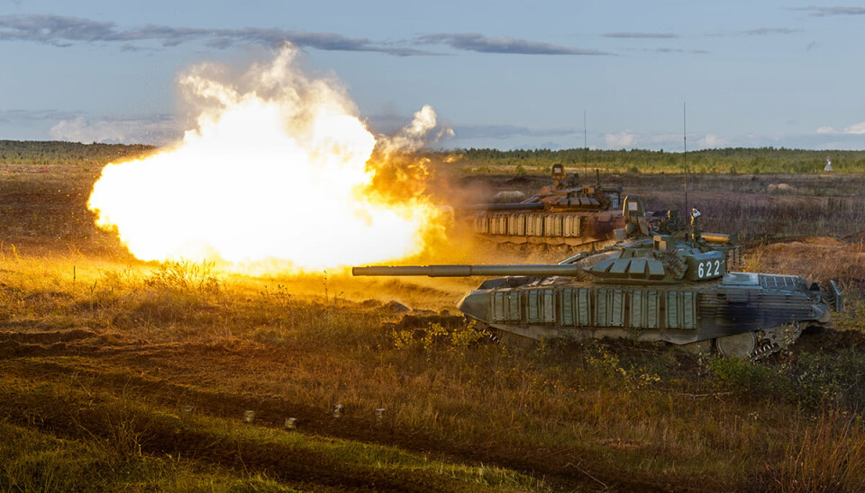 SKARPSKYTING: Stridsvogner driver skarpskyting under øvelse Zapad.