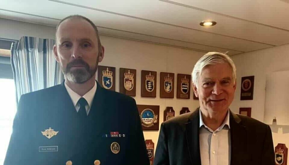 MEDALJE: Sjef Sjøforsvaret Rune Andersen overrakte medaljen til Svein Efjestad onsdag 15. september.