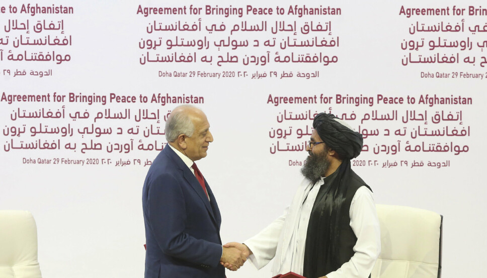Afghanistans fungerende visestatsminister Abdul Ghani Baradar (til høyre) – her sammen med USAs utsending til fredssamtalene i Doha – avviser at det er intern strid i Taliban-regjeringen i landet.