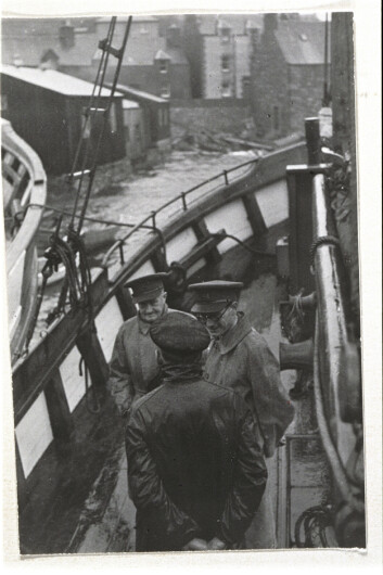 Oberst John Skinner Wilson i samtale med ein av skipperane i Shetlandsgjengen. Wilson leida den norske seksjonen av SOE – Kompani Linge. Ved sida av han står Leslie H. Mitchell, den fyrste sjefen på Shetland, som under åtaket på Noreg var SIS-agent i Oslo. Oberst John Skinner Wilson i samtale med ein av skipperane i Shetlandsgjengen. Wilson leida den norske seksjonen av SOE – Kompani Linge. Ved sida av han står Leslie H. Mitchell, den fyrste sjefen på Shetland, som under åtaket på Noreg var SIS-agent i Oslo.